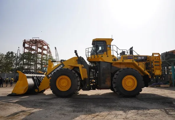 Komatsu WA900-8R Loader Left Side Image