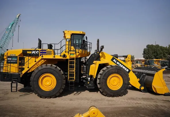 Komatsu WA900-8R Loader Right Side Image