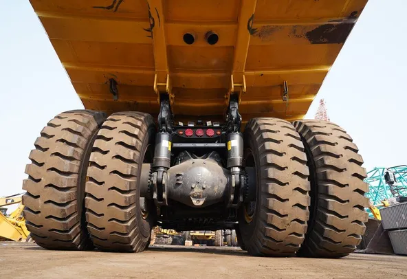 off-highway-Komatsu-dump-truck HD785 undercarriage view