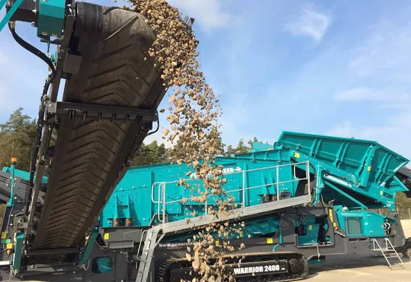 Powerscreen Warrior 2400 Screening task