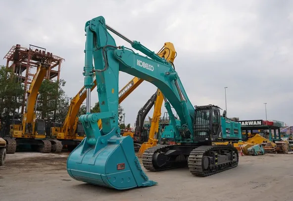 Rent Large 85-Ton Track Excavator | Al Marwan