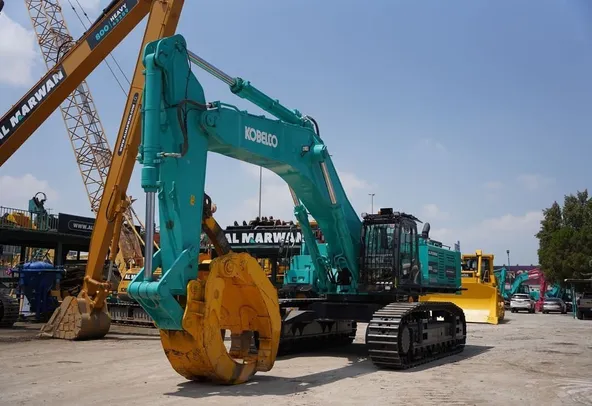 Rent Large 85-Ton Track Excavator | Al Marwan