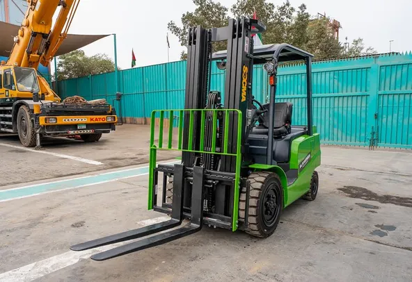Socma FB35 Electric Forklift Front Left View