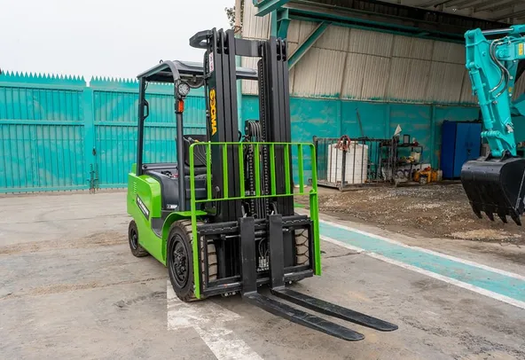 Socma FB35 Electric Forklift Front Right View