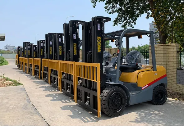 Socma HNF-35 Diesel Forklift Front Left View