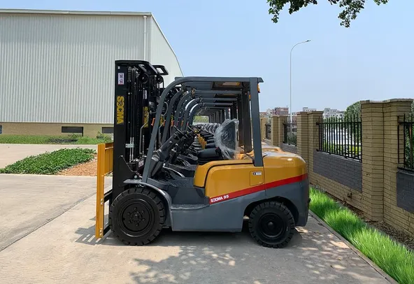 Socma HNF-35 Diesel Forklift Left Side View