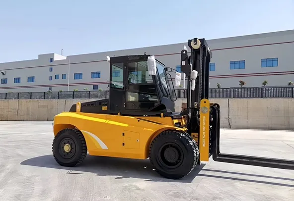 Socma HNF-120 diesel forklift right side view