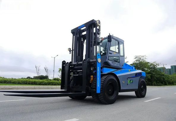 socma HNF-135 diesel forklift front left image
