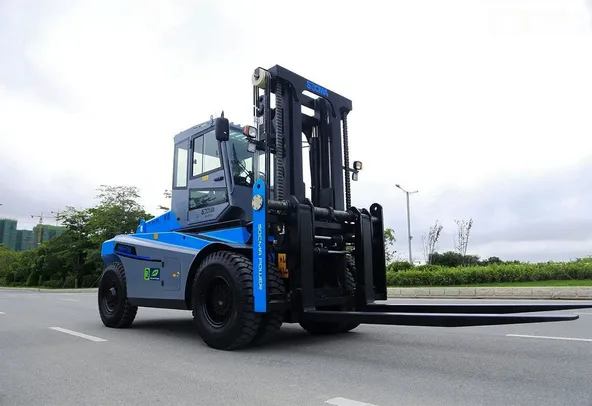 socma HNF-135 diesel forklift front right image