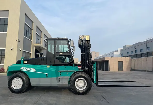 Socma HNF-160 Forklift Right Side Image