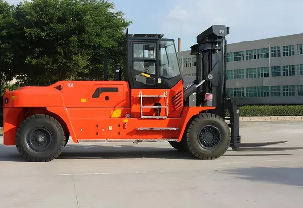Socma HNF-280 Diesel Forklift Right Side Image