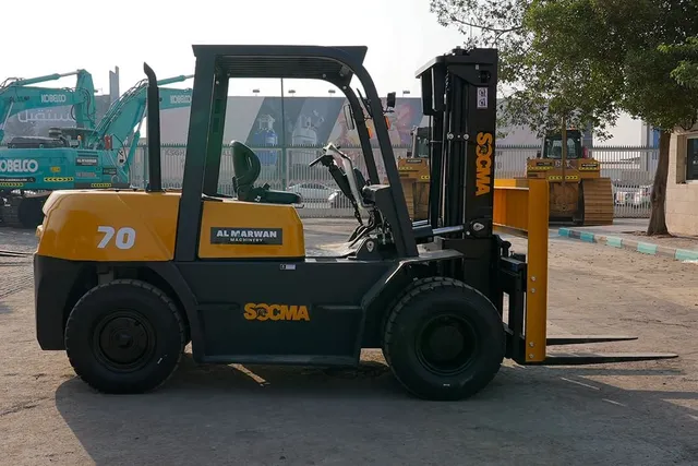 Socma HNF-70 Diesel Forklift Right Side View
