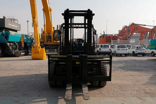Socma HNF-100 Diesel Forklift Front View