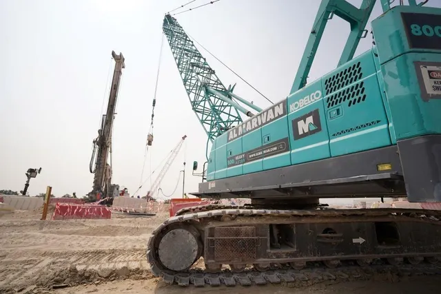 100 ton crawler crane for rent-on action image
