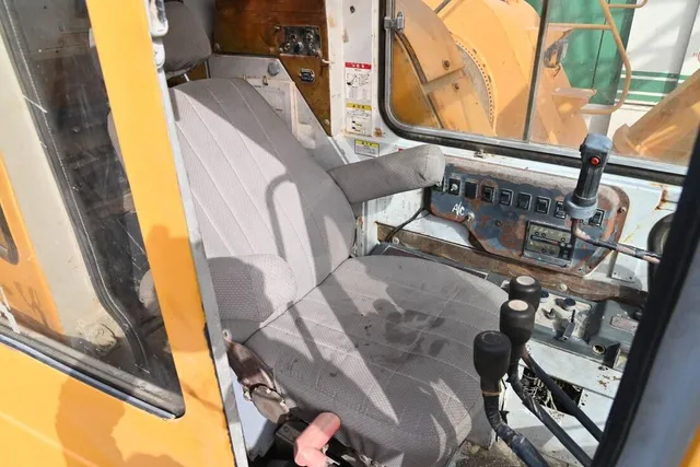 1995 Kobelco 7055-3F Crawler Crane CRC-0085 - cabin view - Al Marwan Machinery