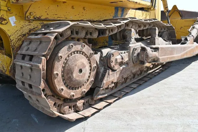 Komatsu Bulldozer D275A-2 - 2004 - tracks view| Al Marwan Machinery