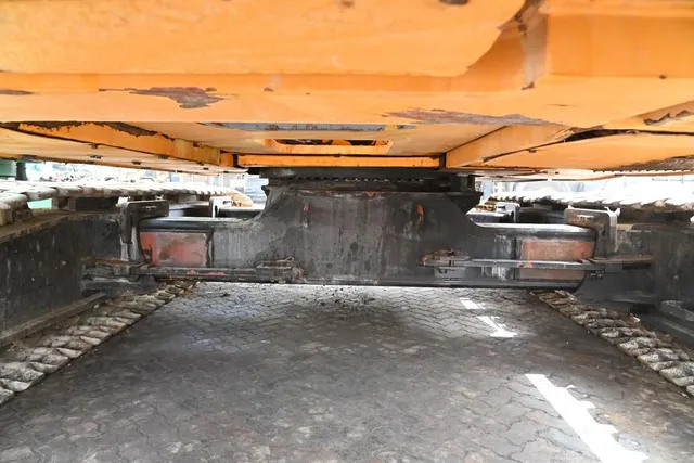 1995 Kobelco 7055-3F Crawler Crane CRC-0085 - undercarriage view - Al Marwan Machinery