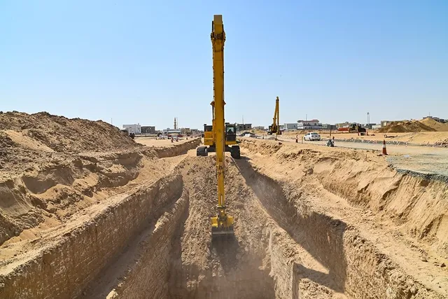 125-ton Excavator,Long Boom on action