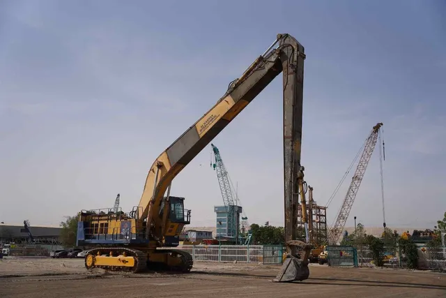 2001 Komatsu PC1600 Track Excavator Front Right View - EX-0238