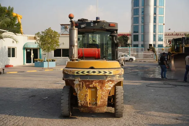 2003 DanTruck 9000 Forklift- rear view