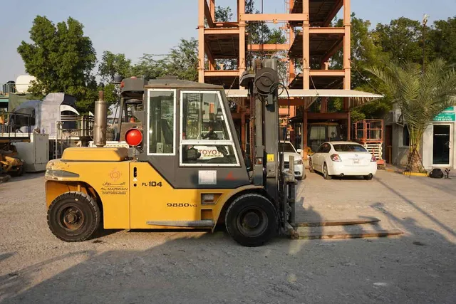 2003 DanTruck 9000 Forklift- right side view