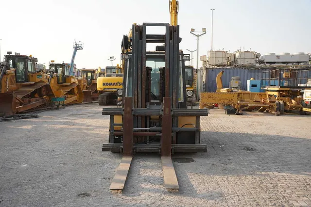 2003 DanTruck 9000 Forklift- front view