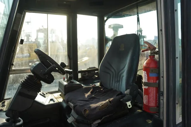 2003 DanTruck 9000 Forklift- cabin view