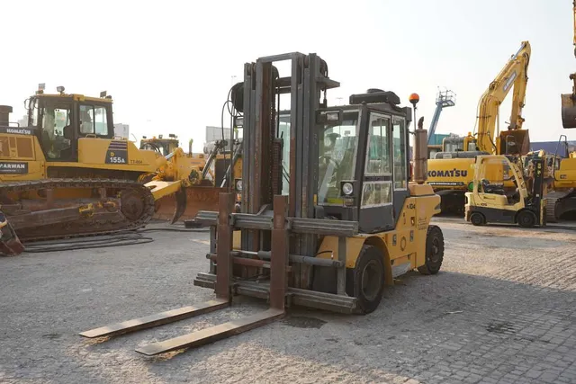 2003 DanTruck 9000 Forklift- front left view