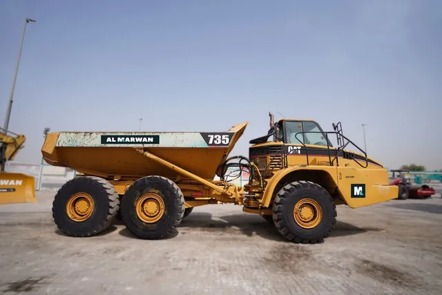 2004 Caterpillar 735 Articulated Dump Truck Right View