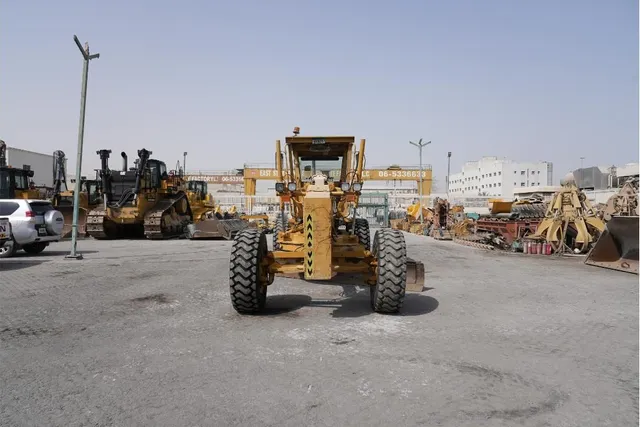 2004 Caterpillar 160H Motor Grader Front View