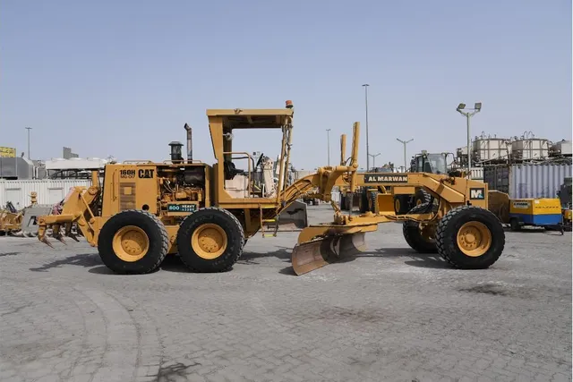 2004 Caterpillar 160H Motor Grader Right Side View