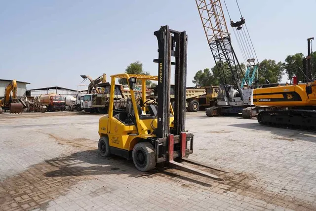 2004 Hyster H4.00XMS-6 Forklift front-right-view