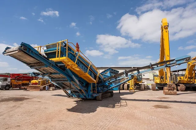 2005 Finlay Fintec 542 Mobile Screener Front Left View