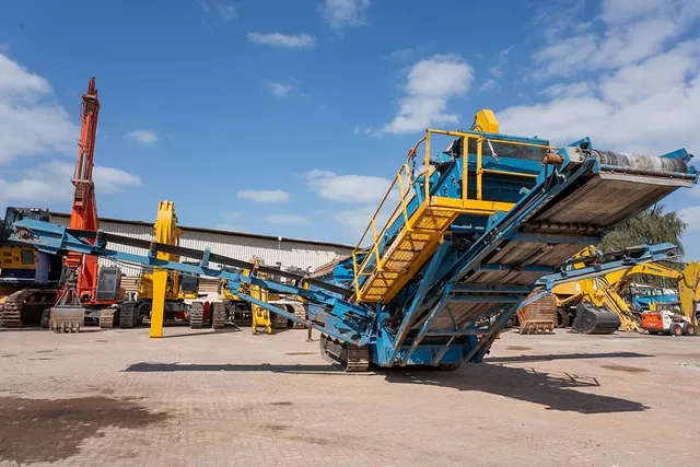 2005 Finlay Fintec 542 Mobile Screener Front Right View