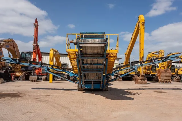 2005 Finlay Fintec 542 Mobile Screener Front View