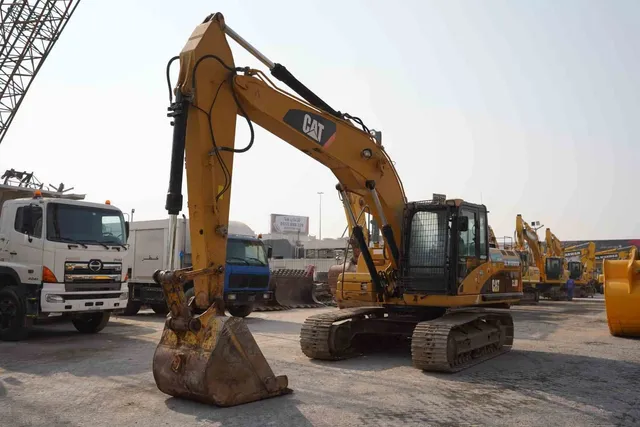 2007 CAT 320D Track Excavator Front Left View - EX-0357