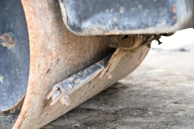2008 Sakai CR270 Ride-On Roller Undercarriage View