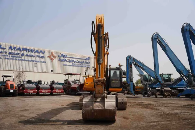 2011 JCB JS330 Track Excavator Front Right View - EX-0296