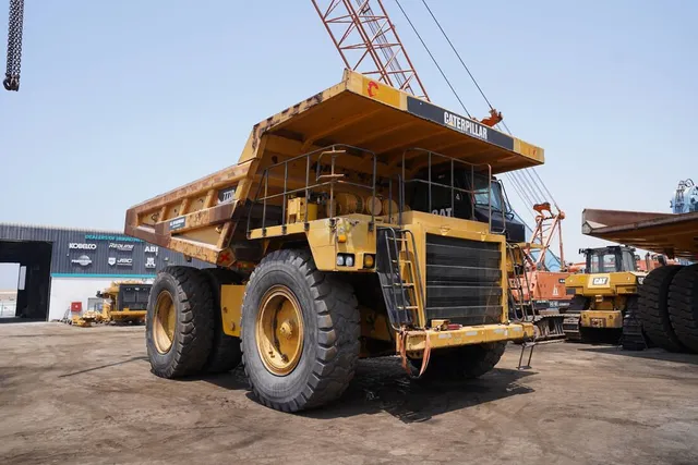 2011 cat 777D rigid dump truck front right image