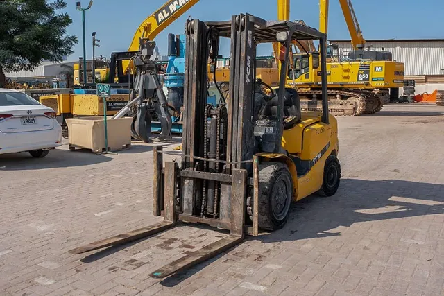 2013 TCM FDF30T3KT Diesel Forklift Front Left View