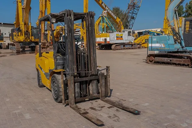 2013 TCM FDF30T3KT Diesel Forklift Front Right View