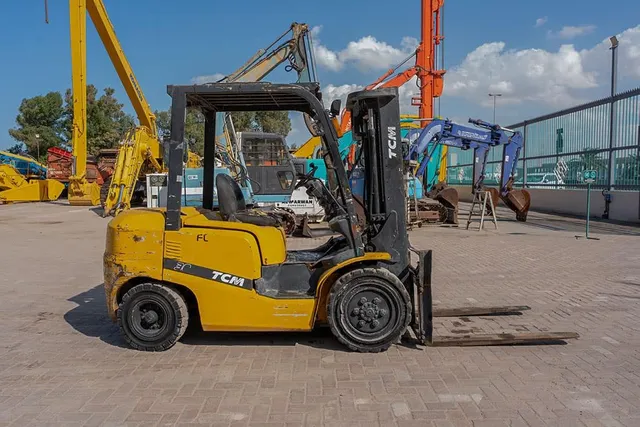 2013 TCM FDF30T3KT Diesel Forklift Right Side View
