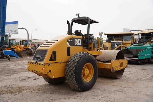 2014 Cat CS533E Single Drum Roller Rear Right View - RO-0437
