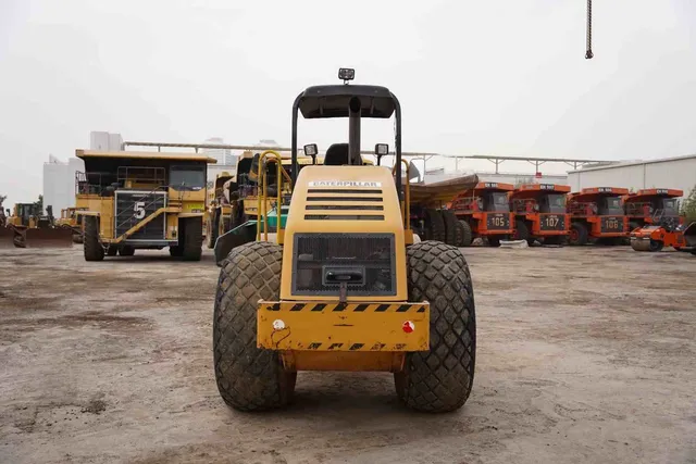 2014 Cat CS533E Single Drum Roller Rear View - RO-0437