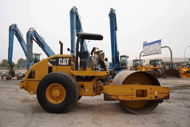 2014 Cat CS533E Single Drum Roller Right View - RO-0437