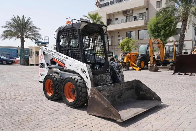 2015 bobcat s450 skid steer loader front right view