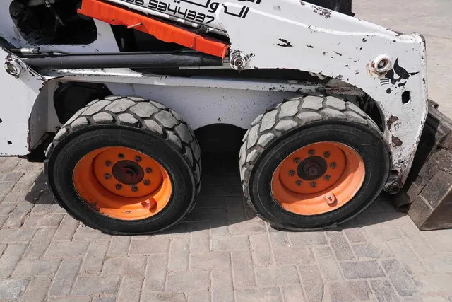 2015 bobcat s450 skid steer loader tires view