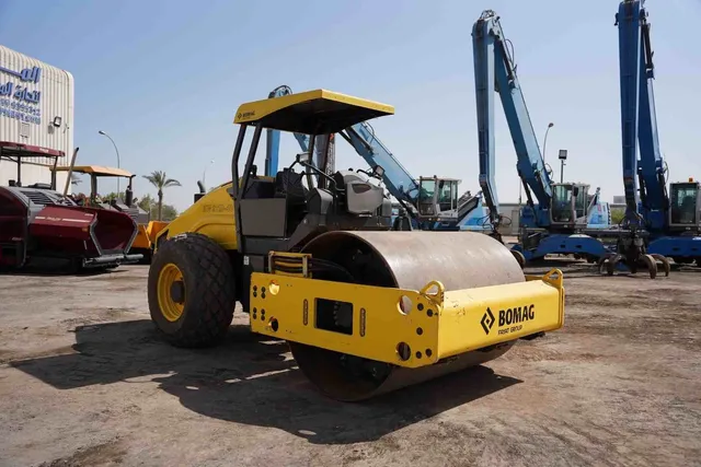 2018 Bomag BW 211 D-40 Single Drum Roller Front Right View - RO-0445