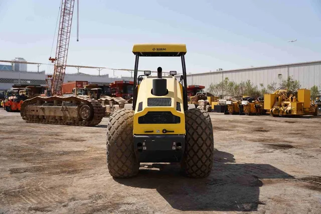 2018 Bomag BW 211 D-40 Single Drum Roller Rear View - RO-0445