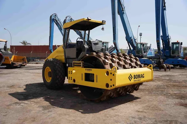 2021 Bomag BW 211 D-40 Single Drum Roller Front Right View - RO-0446